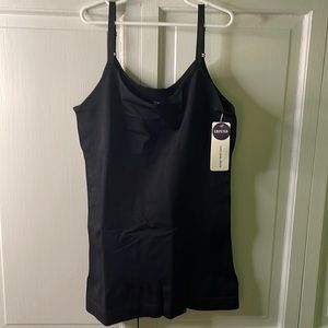 NWT scoop neck cami shape wear. New with packaging. Black.